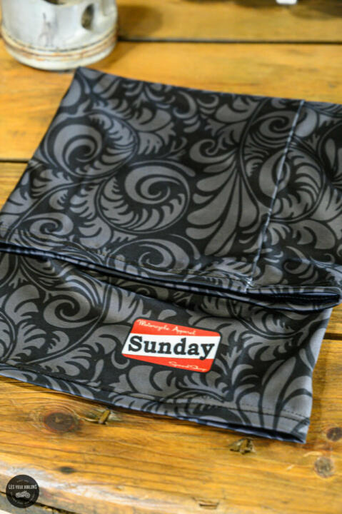 SUNDAY TOUR DE COU BACKGROUND NOIR – Image 6