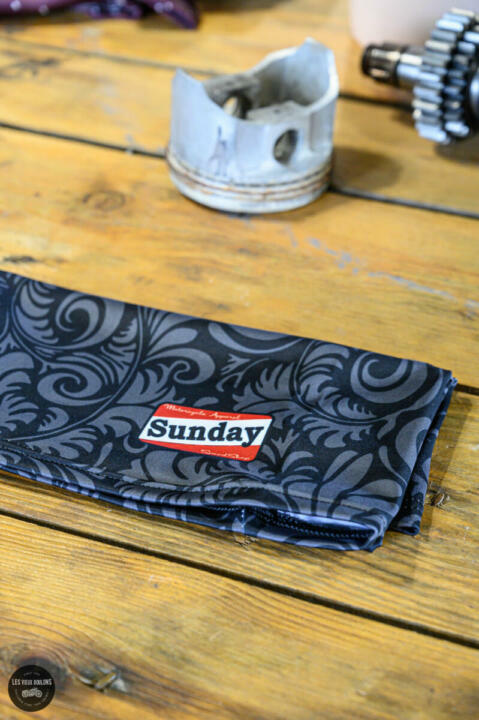 SUNDAY TOUR DE COU BACKGROUND NOIR – Image 5